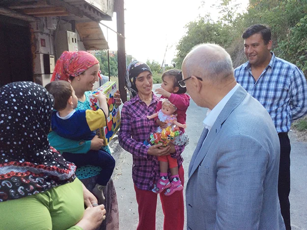 Beykoz Belediye Başkanı Yücel Çelikbilek, ilçedeki ihtiyaç sahibi ailelere çat