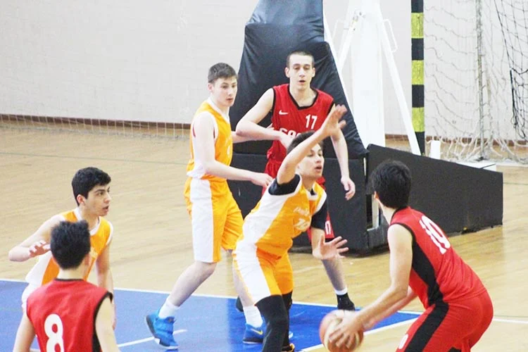 Beykoz'da okullararası spor müsabakalarında basketbol kategorisinde son maçların ardından şampiyonlar