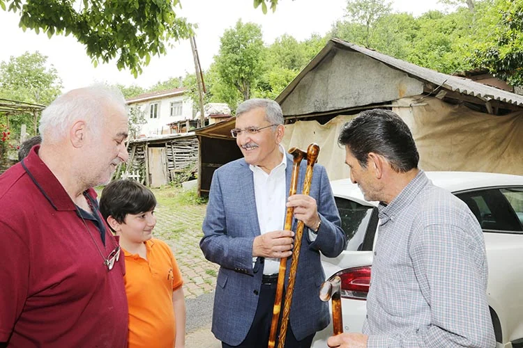 Beykoz Belediye Başkanı Murat Aydın, Beykoz Dereseki Mahalle’sinde bulunan baston