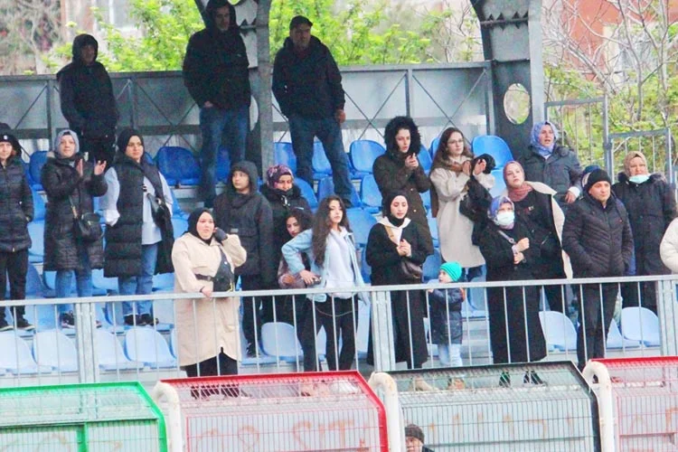 Beykoz’da oynanan futbol karşılaşmalarını takip eden bayan taraftar sayısı her