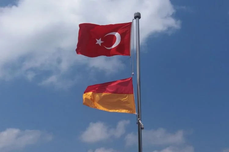 Beykoz Riva’daki Elmasburnu Plajında bayrak gerginliği 1 bayrak riva 4 4lTSD7d8C2