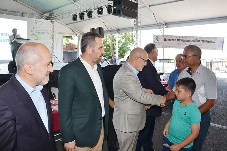 Beykoz Belediyesi’nde bayramlaşma 1. gün yapıldı. Bayramlaşma programında bir araya