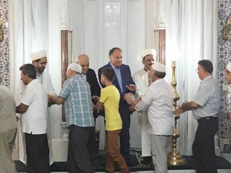 Beykoz Çubuklu'da ikamet eden 11. Cumhurbaşkanı Abdullah Gül, bayram namazını