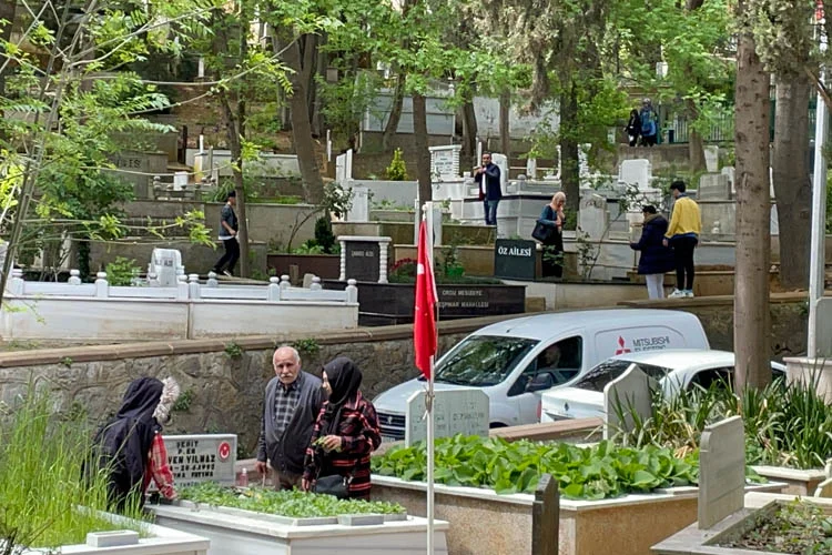 Ramazan Bayramı'nı ilk gününde Beykoz'daki birçok kabristanda ziyaretçi yoğunluğu yaşandı.