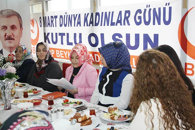 İlçe Başkanı Ayşe Ecevit idaresindeki BBP Kadın Kolları'nın Hanım çalışanları,