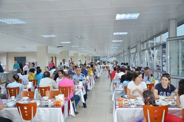 Beykoz Devlet Hastanesi personelinin hastane yemekhanesinde ki iftarında tam bir