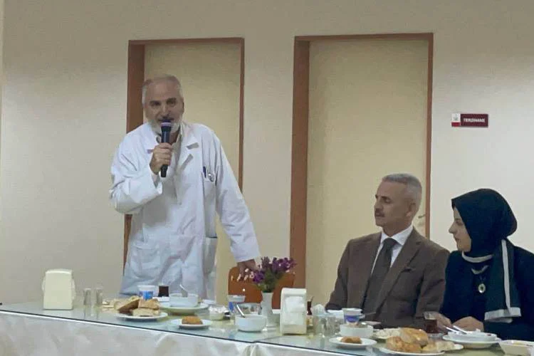 Beykoz Devlet Hastanesi’nde görev yapan sağlık personeli iftar sofrasında bir