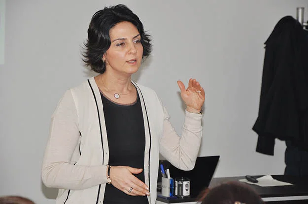 BEDES'e gelen kadınlar, hem okuma yazmayı öğreniyor, hem kitap okuma