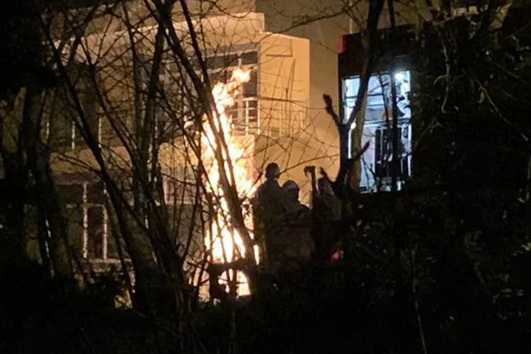 Beykoz Gümüşsuyu’nda sabaha karşı doğalgaz kutusu alev alev yanmaya başladı,