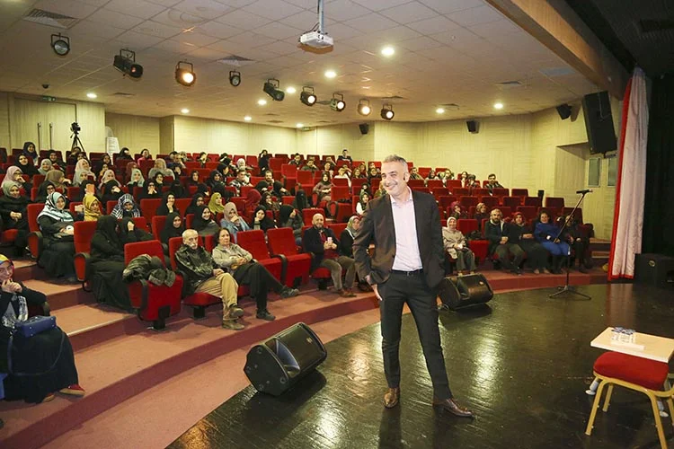 Beykozluların ağırladığı stand-up sanatçısı Bekir Develi  “Ünlü Mamüller" adlı