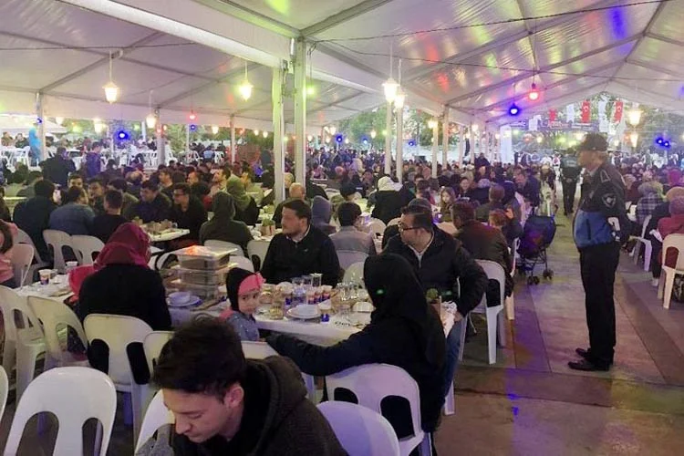 Beykoz Belediyesi’nin her akşam Beykoz’un farklı mahallelerinde kurmuş olduğu iftar