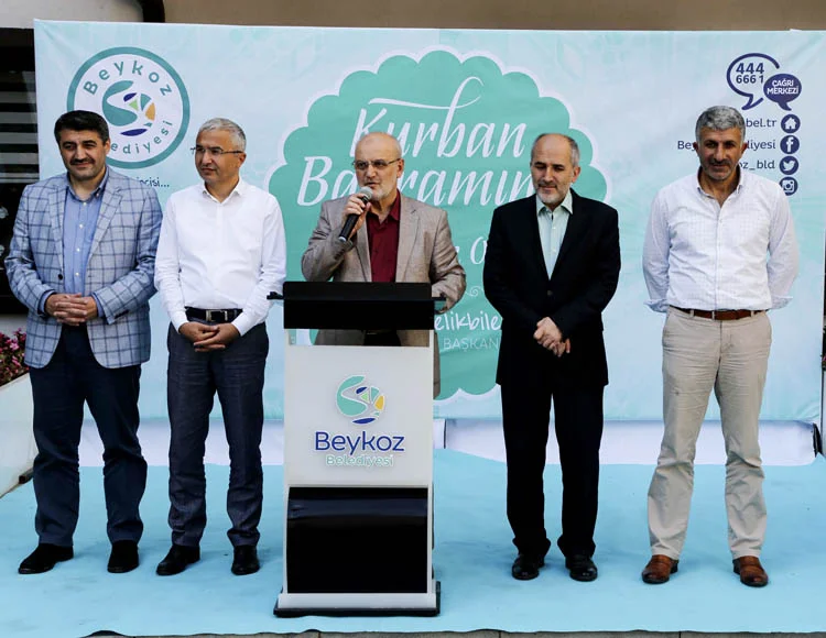 Beykoz Belediye personeli Kurban Bayramı vesilesiyle düzenlenen bayramlaşma programında bir