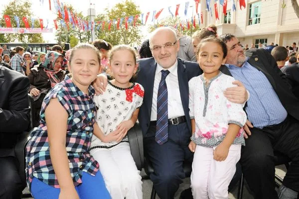 Beykoz Belediyesi yeni-eğitim öğretim yılı açılışında ilçedeki başarılı öğrencilerle yetim,