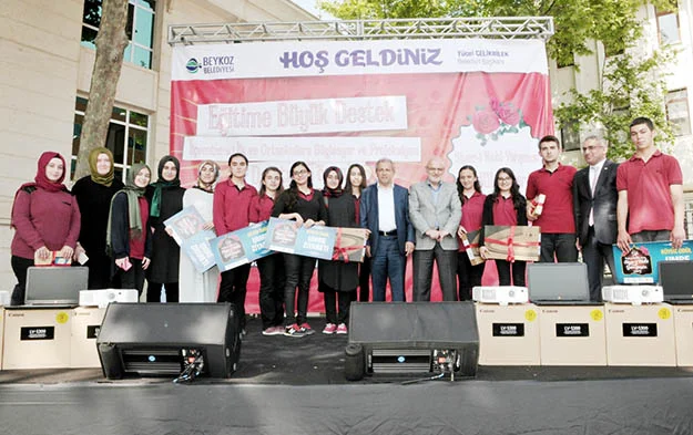 Beykoz Belediye Meydanı'nda törende ilçede düzenlenen Siyer-i Nebi yarışmasında dereceye