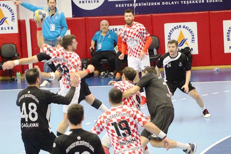 İlk yarıda Beykoz Recep Şahin Köktürk Spor Salonu'nda oynanan karşılaşmadan