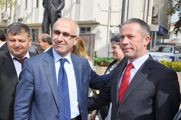 Beykoz Belediye Meydanı’nda gerçekleşen bayramlaşma programına yaklaşık bin dolayında vatandaş