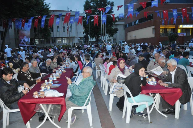 Beykoz'da Ramazan ayının ilk iftarı, Belediye Meydanı'nda gerçekleştirilen Halka açık