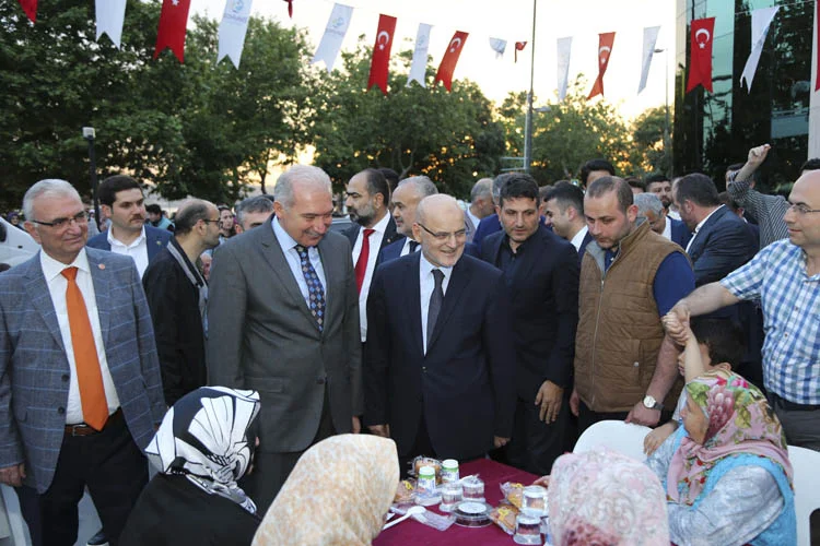 Beykoz Belediyesi'nin her yıl geleneksel olarak kurduğu sokak iftarlarının ilki
