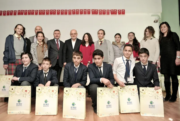 İlçede okuma seferberliği başlatan Beykoz Belediyesi, öğrencilere kitap hediye etmeye
