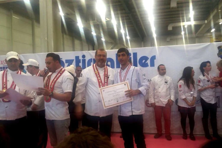 Turizmcilik lisesini okuduktan sonra baba mesleği olan aşçılığa yönelen Beykozlu