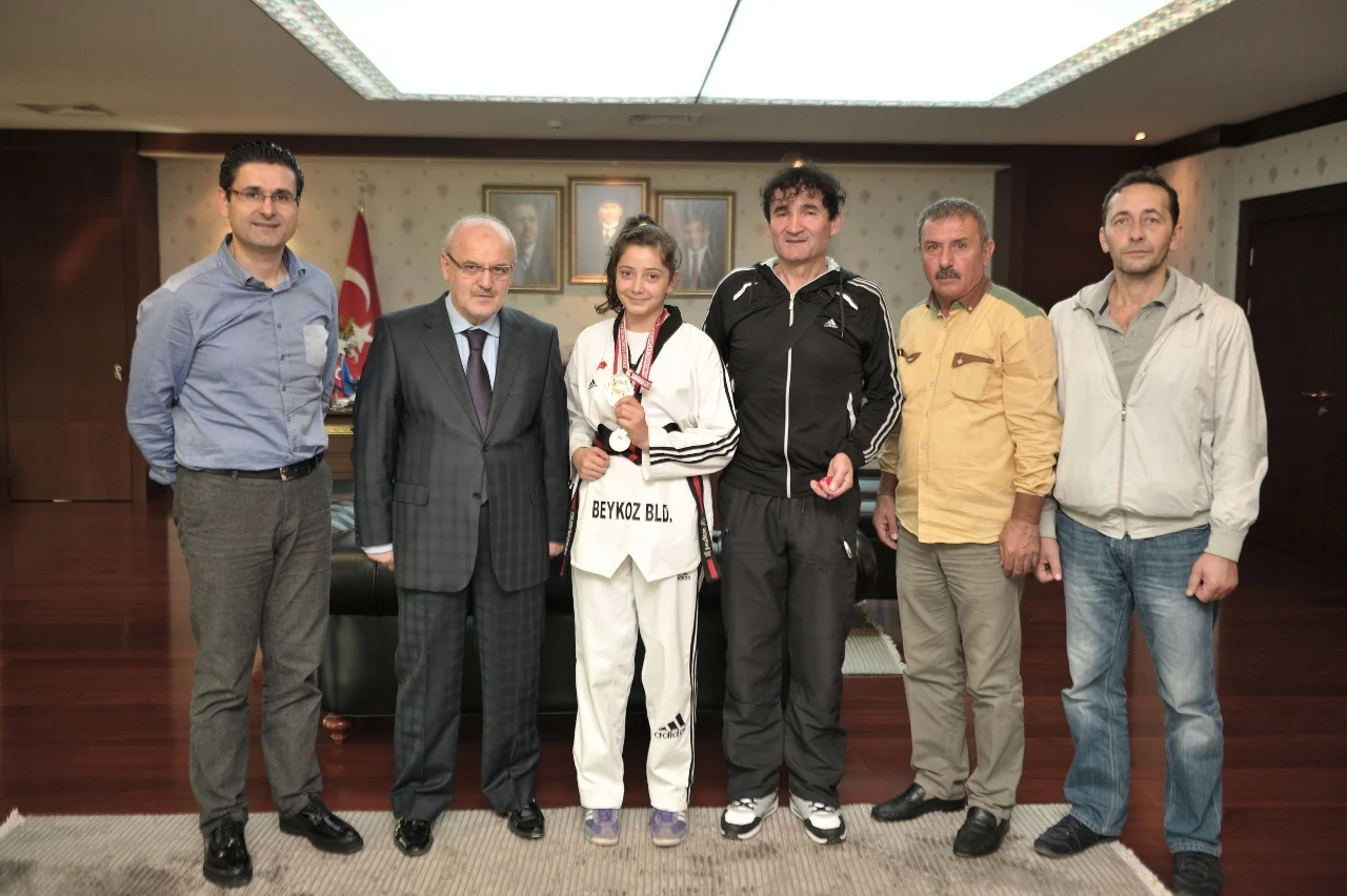 Tekvando Türkiye Şampiyonu Berranur Çiftçi, Beykoz Belediye Başkanı Yücel Çelikbilek’i