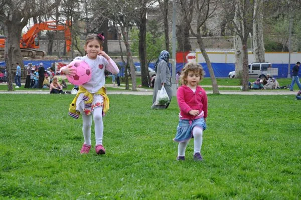 Nisan ayının gelmesiyle birlikte ısınan hava, en çok çocuklara yaradı.