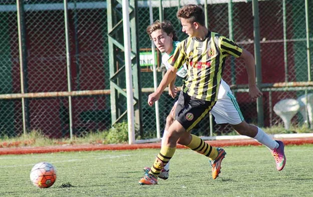 Paşabahçe Stadı’nda, Beykoz 1908 AŞ ve Gümüşsuyuspor gençleri arasında oynanan