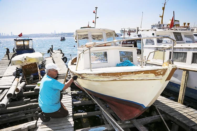Beykoz’da balıkçılar, av yasağıyla kıyıya çektikleri teknelerini havaların ısınmasıyla onarıma