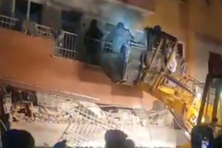 Beykoz'dan giden arama kurtarma ekibi 67. saatte Hatay'da bir genci