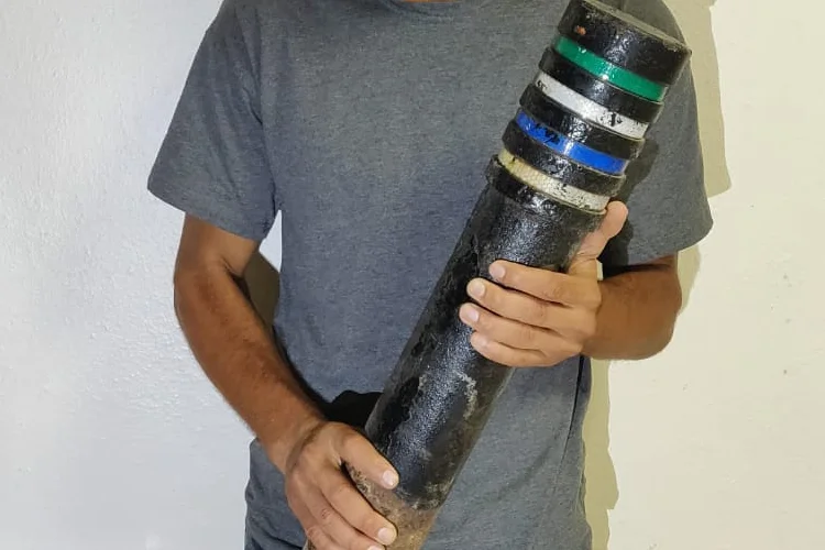 Beykoz Rüzgarlıbahçe’de duba çalarken güvenlik kameralarına yansıyan şahıs, çaldığı dubayla