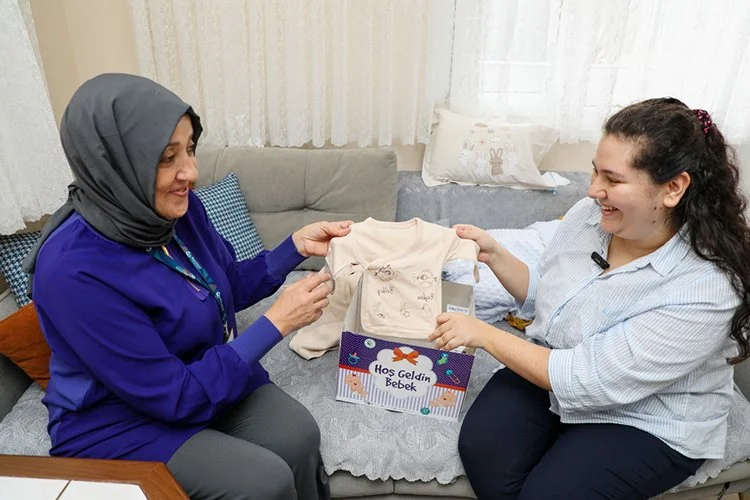 Beykoz’da yeni doğan bebekler “Hoş Geldin Bebek” hediye paketiyle karşılanıyor.