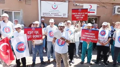 Türkiye Sağlık İşçileri Sendikasına bağlı Devlet Hastanesi çalışanları Türk İş