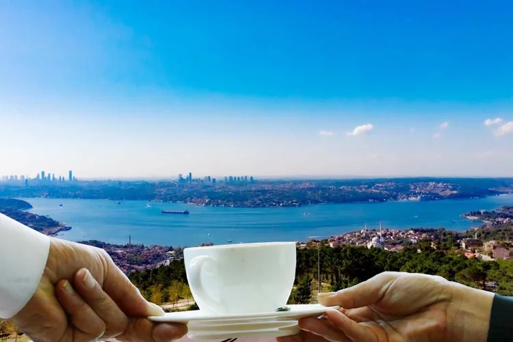 İstanbul Boğazı’na hâkim konumuyla Ayasofya'dan Karadeniz'e uzanan geniş bir perspektife