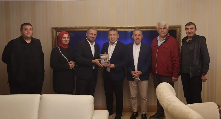 Dost Beykoz yönetici ve yazarları Beykoz Kaymakamı Faik Oktay Sözer’i