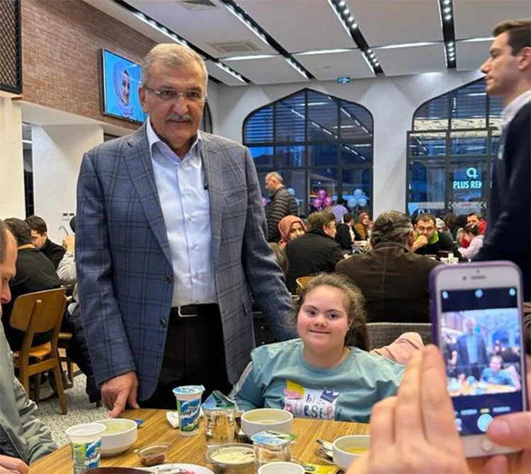 Beykoz’un Millet Sofrası iftarda engelli ailelerini ağırladı 1 beykoz millet 3 DKarAW7JvU