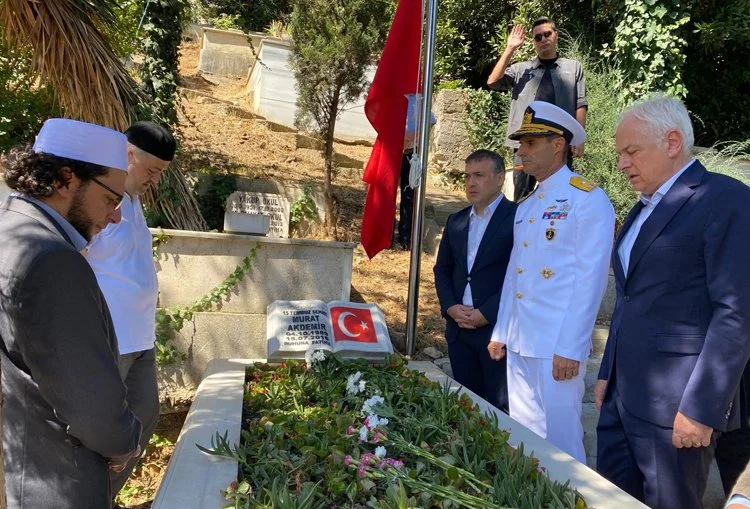 15 Temmuz Darbe Girişimi sırasında hayatını kaybeden Beykozlular kabirleri başlarında