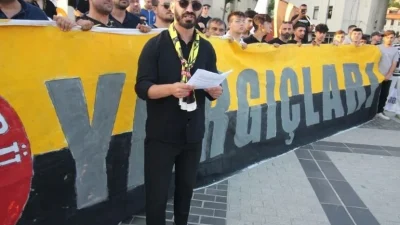 Beykoz 1908 taraftar grubunun düzenlediği İsyan Korteji Beykoz Belediyesi önünde