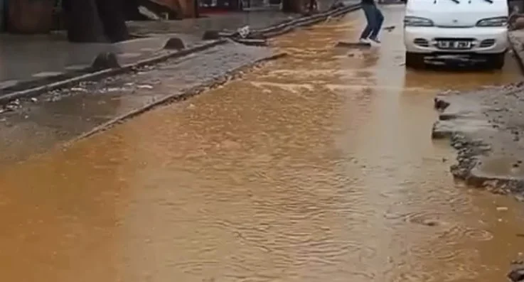 Beykoz'da gece saatlerinden itibaren etkili olan lodos yerini şiddetli sağanağa