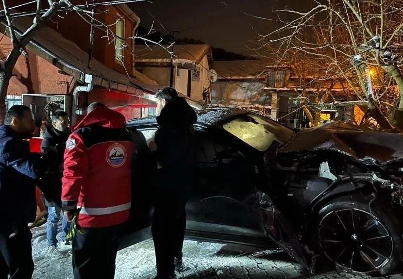 Beykoz’da gece saatlerinde buzda kayan bir otomobil, bir ticari taksiye
