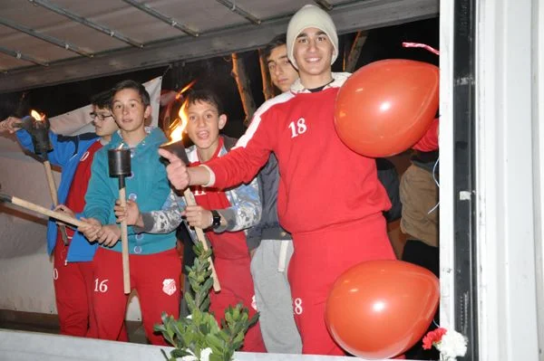 Beykoz'daki 8 sivil toplum örgütünün ortaklaşa düzenlediği Çanakkale Yürüyüşü'ne vatandaşlar