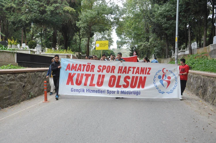 Amatör Spor Haftası nedeniyle Beykoz'da öğrencilerin katılımıyla kortej yürüyüşü düzenlendi.