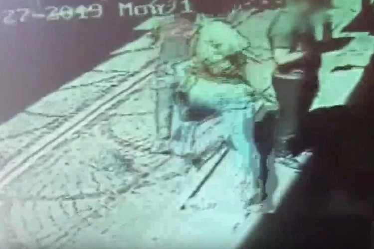 Beykoz'da bir markete giren çocuklar marketin dondurucusundaki dondurmaları yanlarında getirdikleri