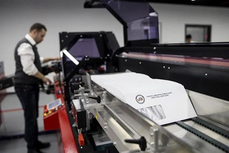 Beykoz'da yeni çipli kimlik kartlarının dağıtımı tüm hızıyla devam ediyor.