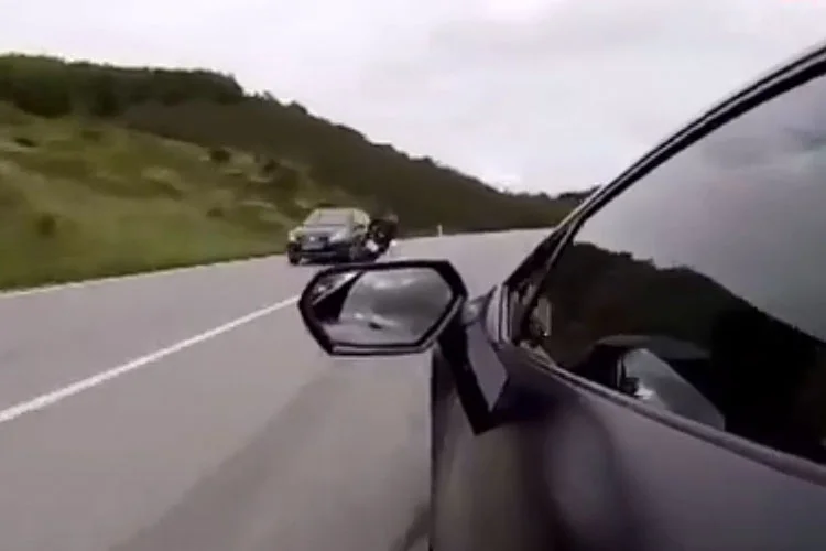 Beykoz orman yolunda lüks spor otomobil ile yarışan motosiklet, girdiği