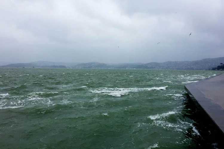 Beykoz Kaymakamlığı'ndan yapılan yazılı açıklamada, vatandaşlar fırtınaya karşı uyarılırken yarın
