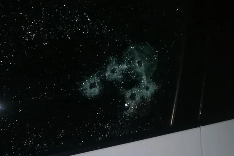 Beykoz Soğuksu Bengisu Konakları önünde aracının içindeki Mustafa Erkin Karaman,