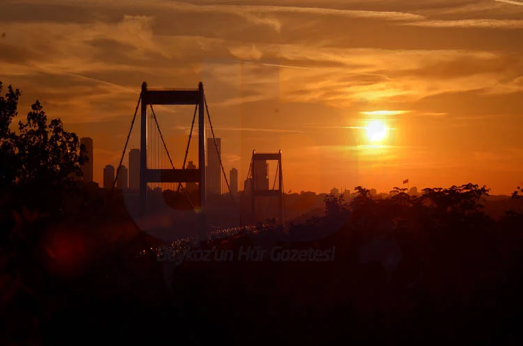 Beykoz'da günbatımında TEKNOFEST'in kapanışı için akrobasi şovu yapan F-16'nın oluşturduğu