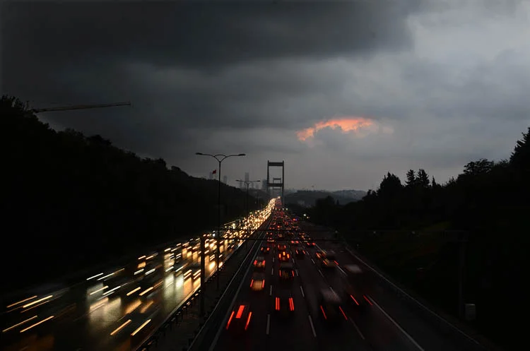 Beykoz'da beklenen sağanak yağış öncesinde kara bulutlar, ilçenin bir bölümünü