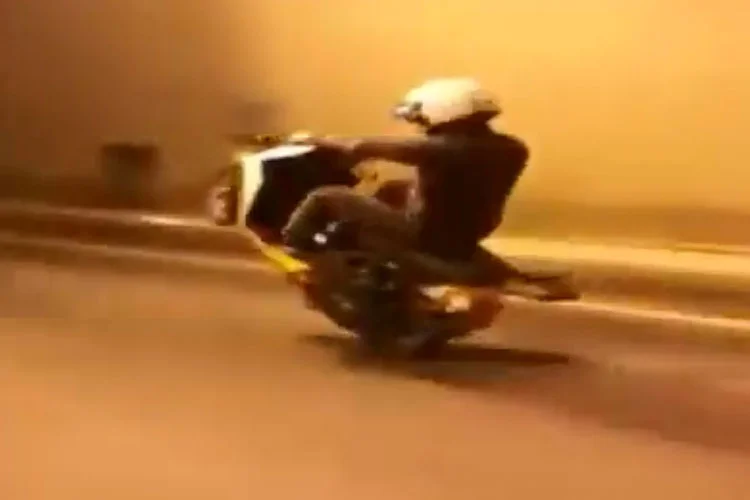 Beykoz'dan Kavacık istikametine ilerleyen bir motosiklet sürücüsü, aracını tek tekerlek