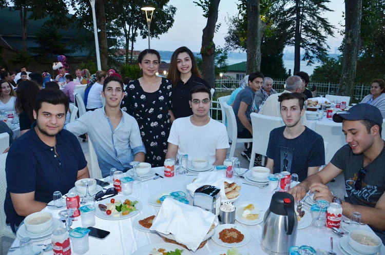 Beykoz Belediyesi'nin ramazan ayı boyunca bütün mahallelerde kurduğu gönül sofrasına